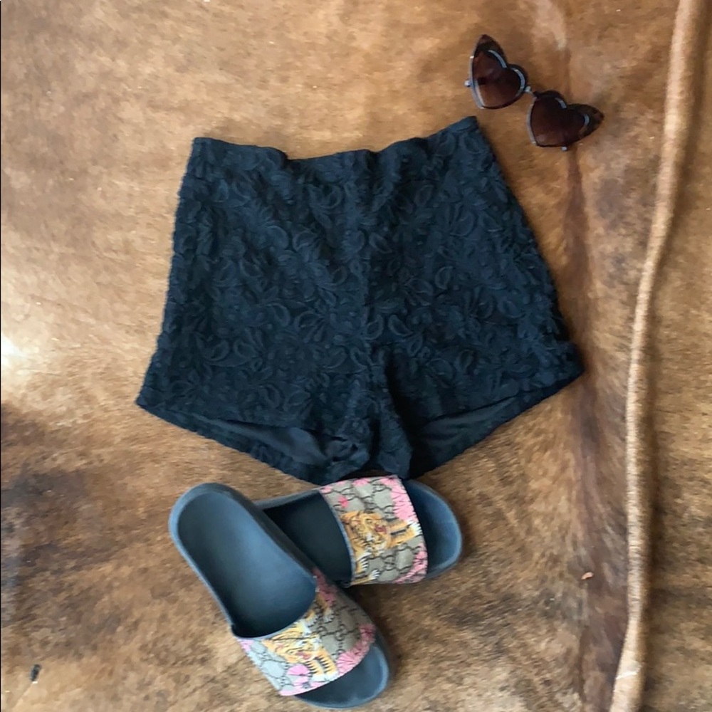 Highwaisted black floral lace shorts 🔥 🔥
